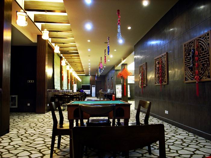 专业店面装修0532-66600915,这个装修方案只提供参考,你可以加入自己的创意,再根据自己店面周围情况就..... 西堤岛咖啡店装修设计的总原则是把握时代潮流,展现都市时尚(兼含法式古典浪漫风韵),充分展示西堤岛咖啡店特有的文化内涵和经营特色,力求个性鲜明突出,达到引人注目、休闲舒适的最佳效果。