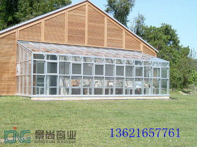 阳光房俗称玻璃房,阳光房可以搭建在复式楼的露台,一楼的私人花园,楼宇的顶层,私人别墅等地。它的建筑立面甚至包括顶部,全部为玻璃结构。由于房间要采光通风,而且要有很好的密封效果,阳光房立面、顶部大部分由可开启的门窗组合,门窗质量的优劣决定着阳光房构建的成功与否。基于阳光房的如上特点,我们在设计和建筑阳光房时,对于不同用途的阳光房在整体造型及结构方面,应视周围环境和场地的制约而定,再做出相应的设计方案。 阳光房的种类 阳光房的种类从建筑特点上来分可分为在公寓顶部平台上的或是私人别墅等低层低密度住宅庭