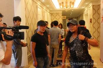 （与会的精英设计师在签到）